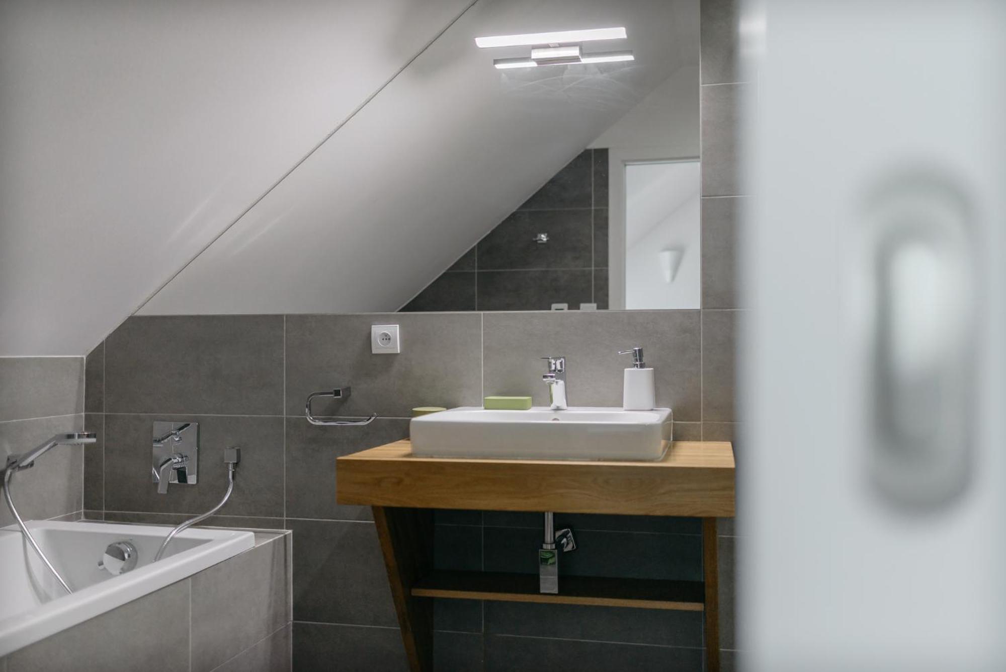 Roy 2 Bdr Apartment With Prague Castle View, Parking & Ac エクステリア 写真