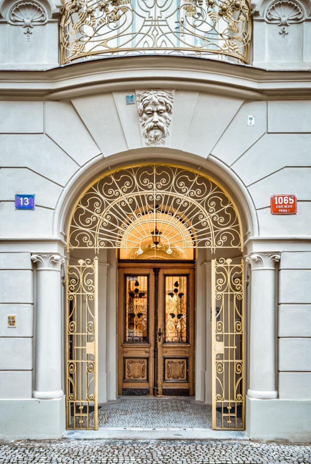 Roy 2 Bdr Apartment With Prague Castle View, Parking & Ac エクステリア 写真