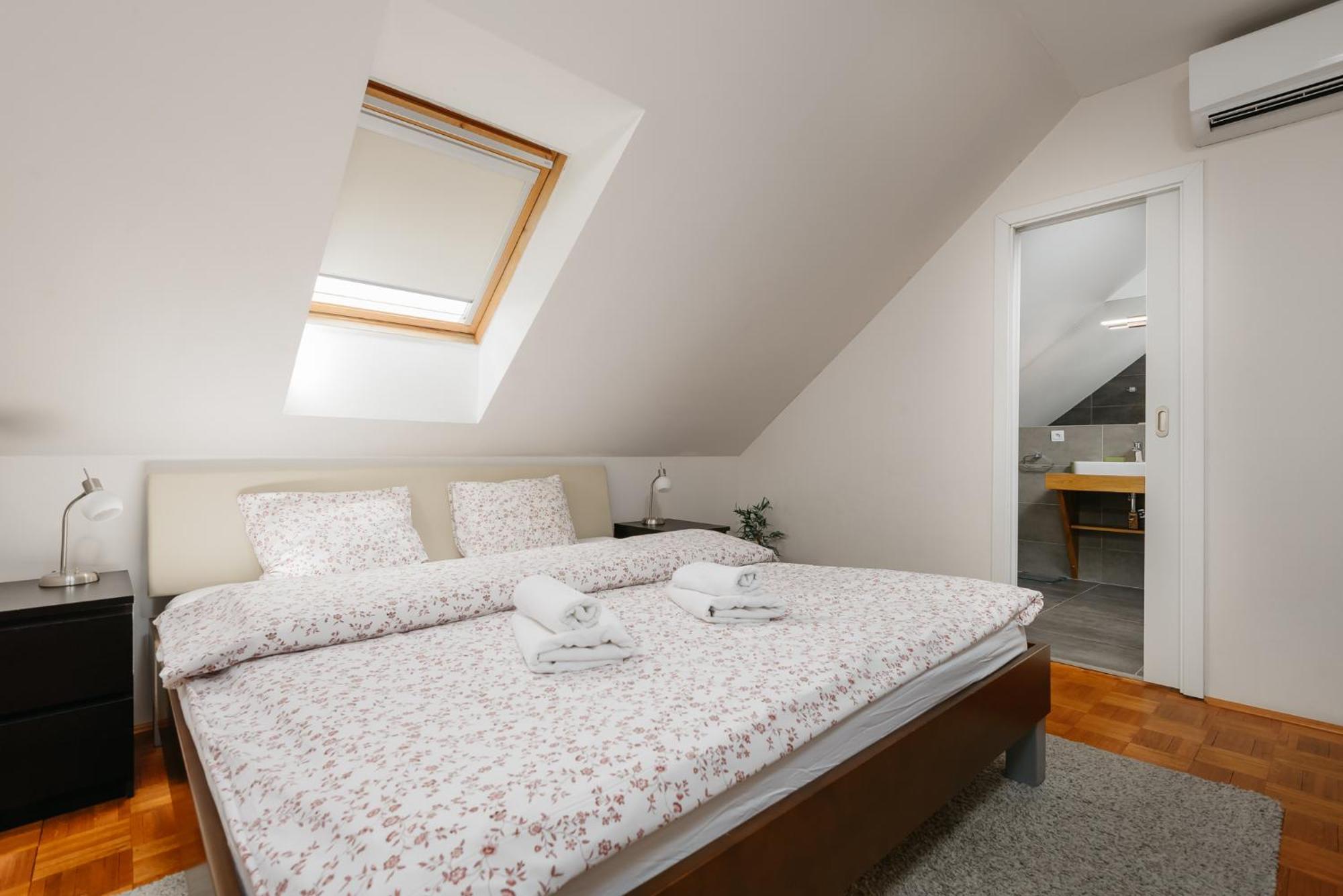 Roy 2 Bdr Apartment With Prague Castle View, Parking & Ac エクステリア 写真