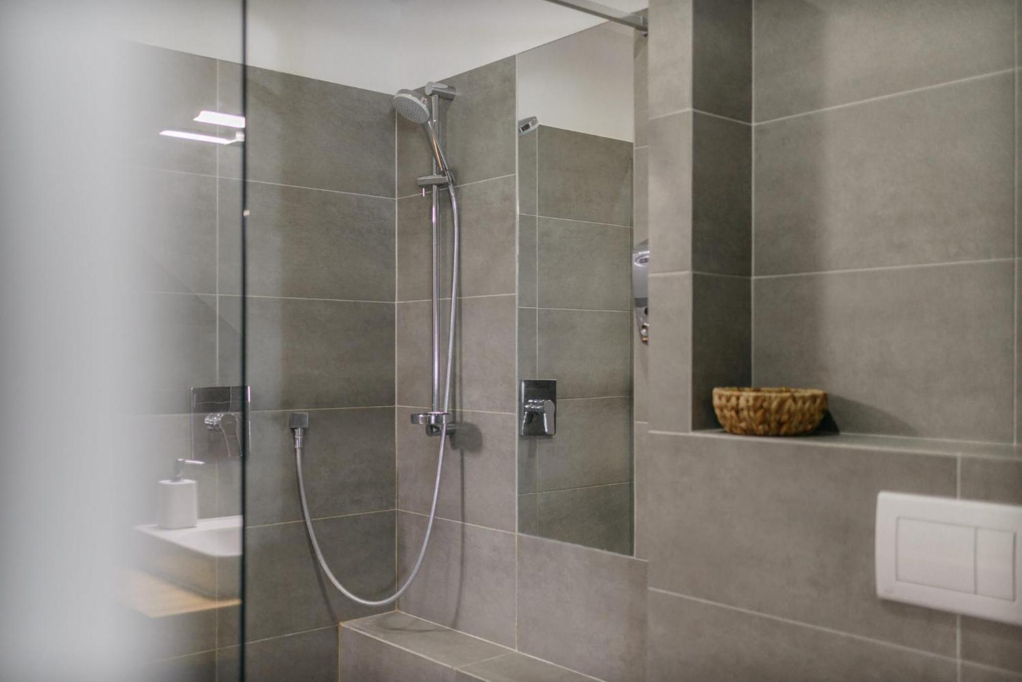 Roy 2 Bdr Apartment With Prague Castle View, Parking & Ac エクステリア 写真